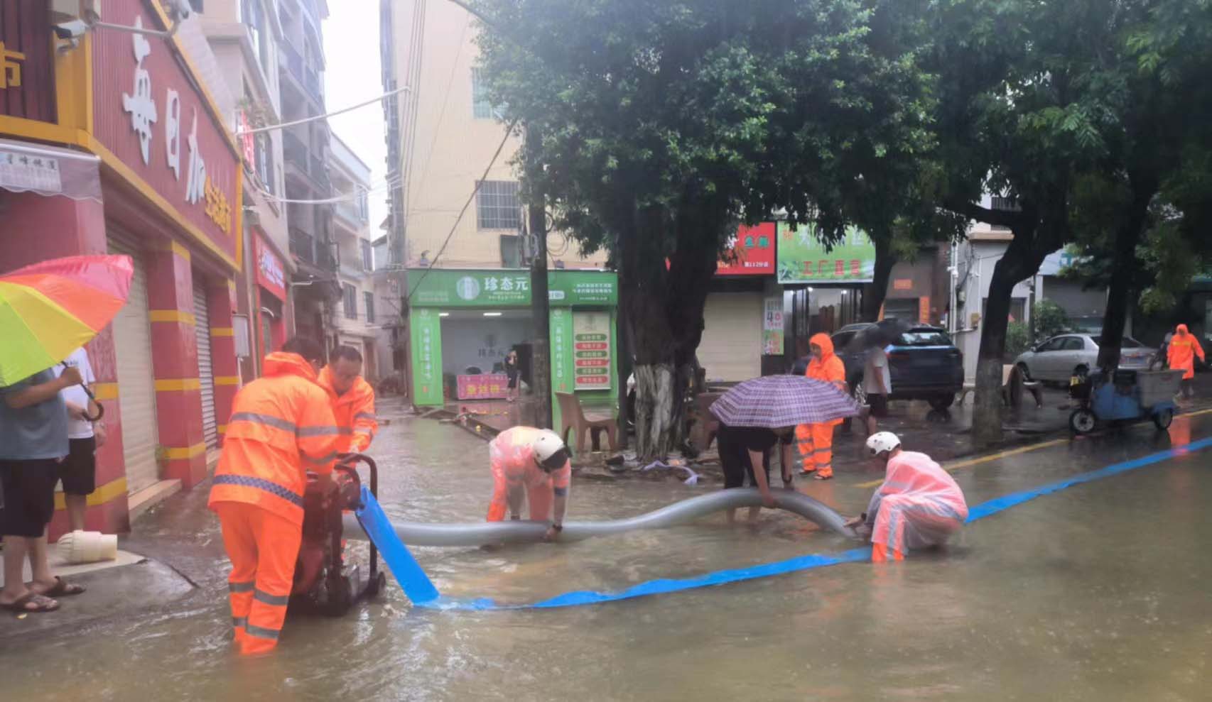 闻“汛”而动 | 风雨无阻，91亚色下载人坚守一线守护城市安全