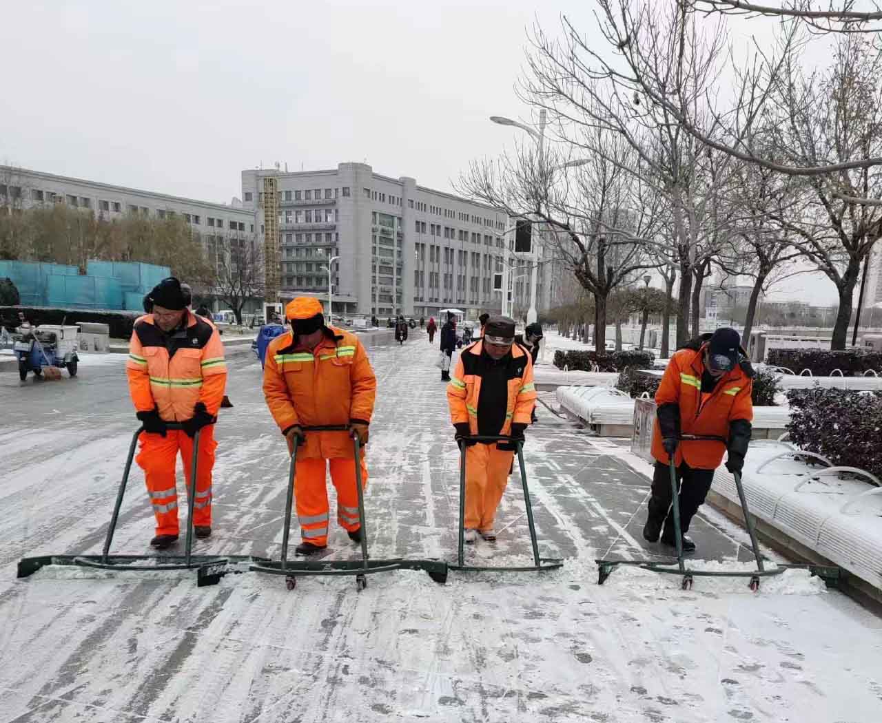 以雪为令 保障出行 | 大雪纷飞而至，91亚色下载人清雪忙